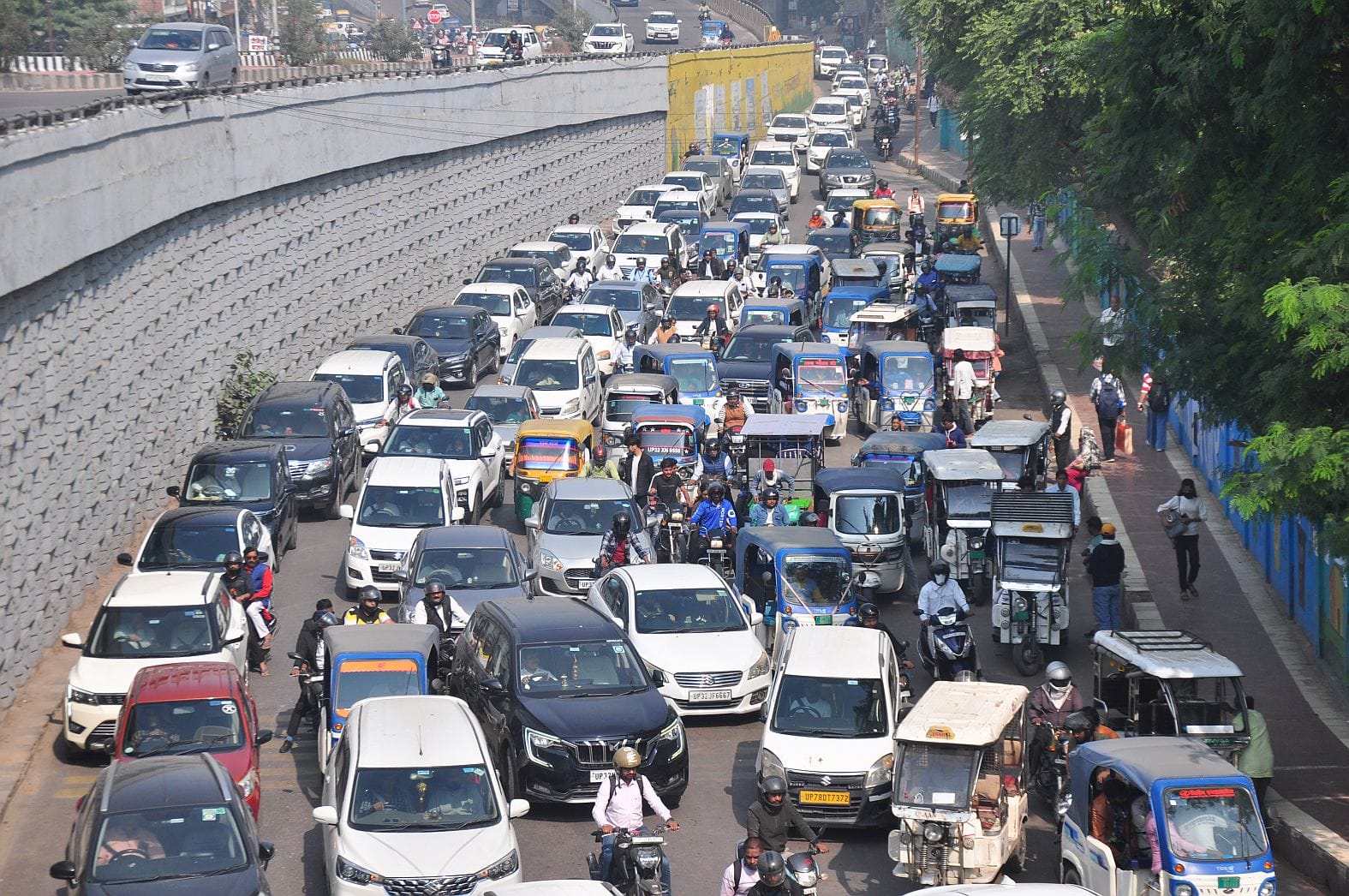 राजधानी में सोमवार को कई इलाके जाम से जूझते नजर आए।