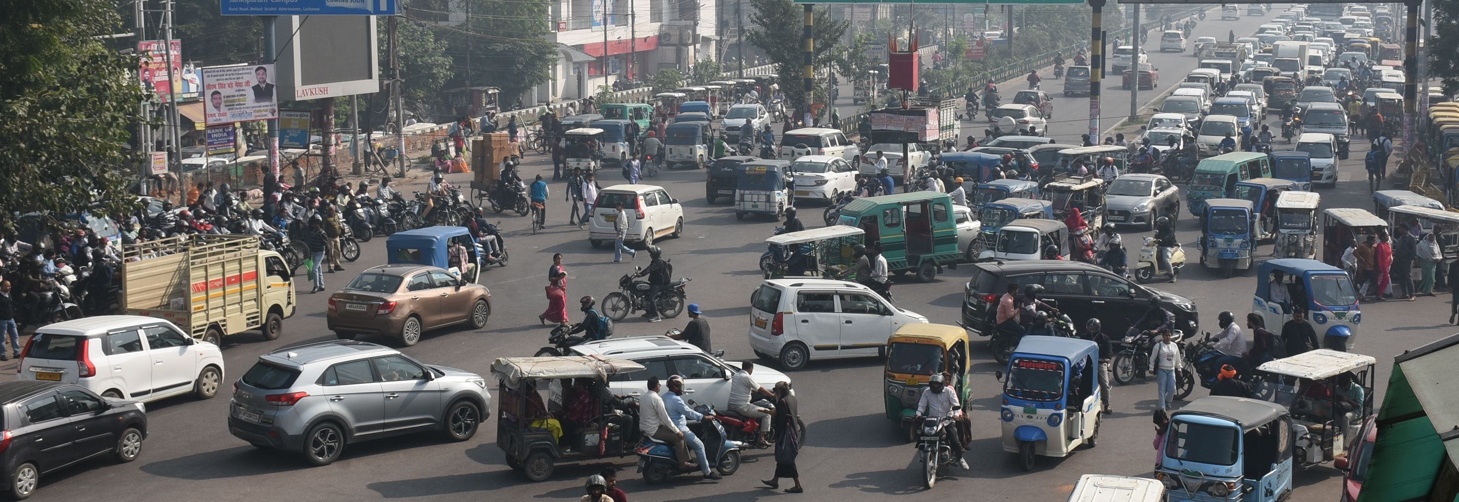 राजधानी में सोमवार को कई इलाके जाम से जूझते नजर आए।