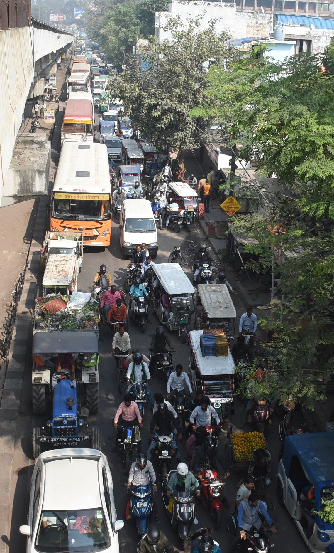 राजधानी में सोमवार को कई इलाके जाम से जूझते नजर आए।