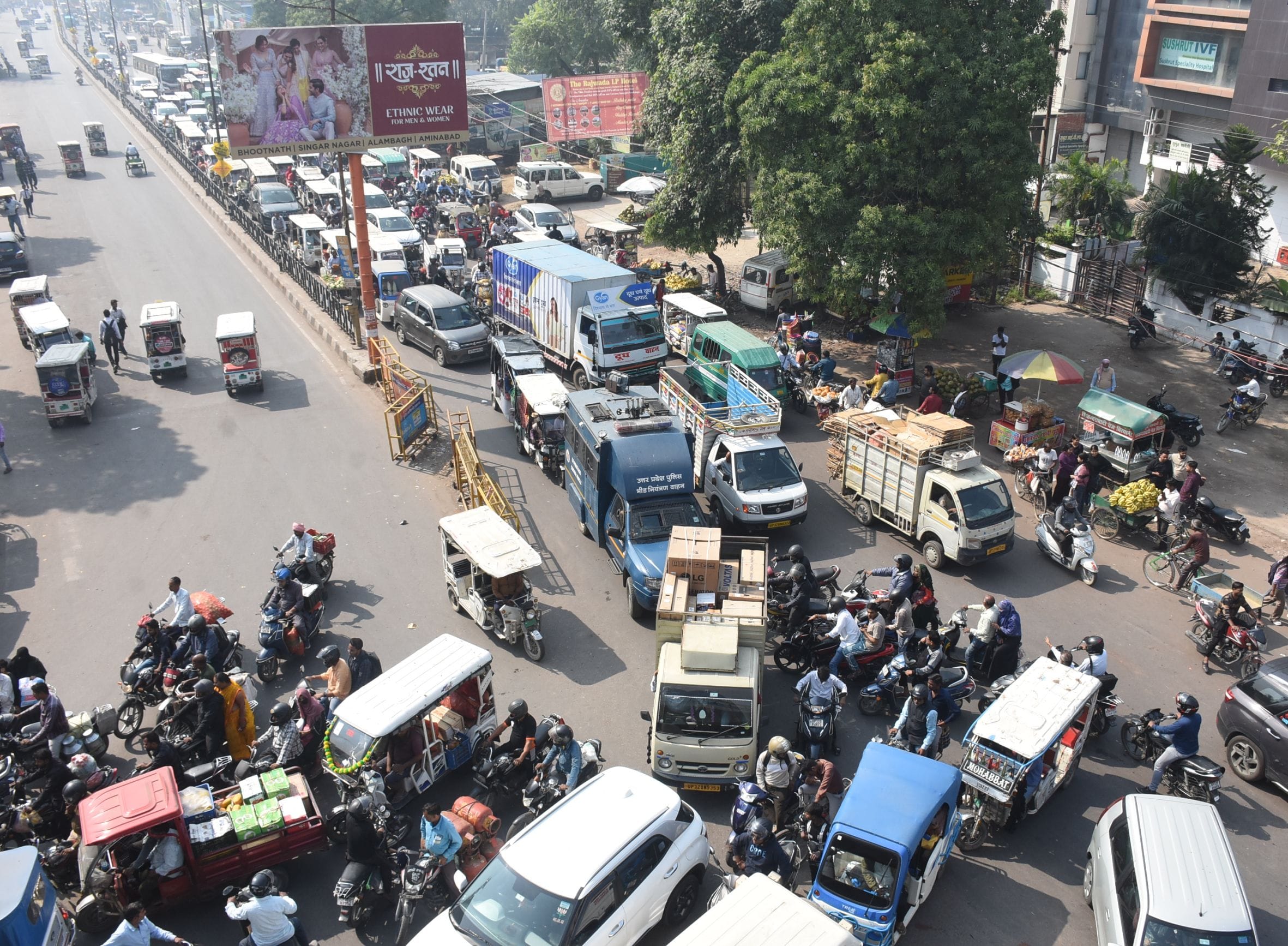 राजधानी में सोमवार को कई इलाके जाम से जूझते नजर आए।