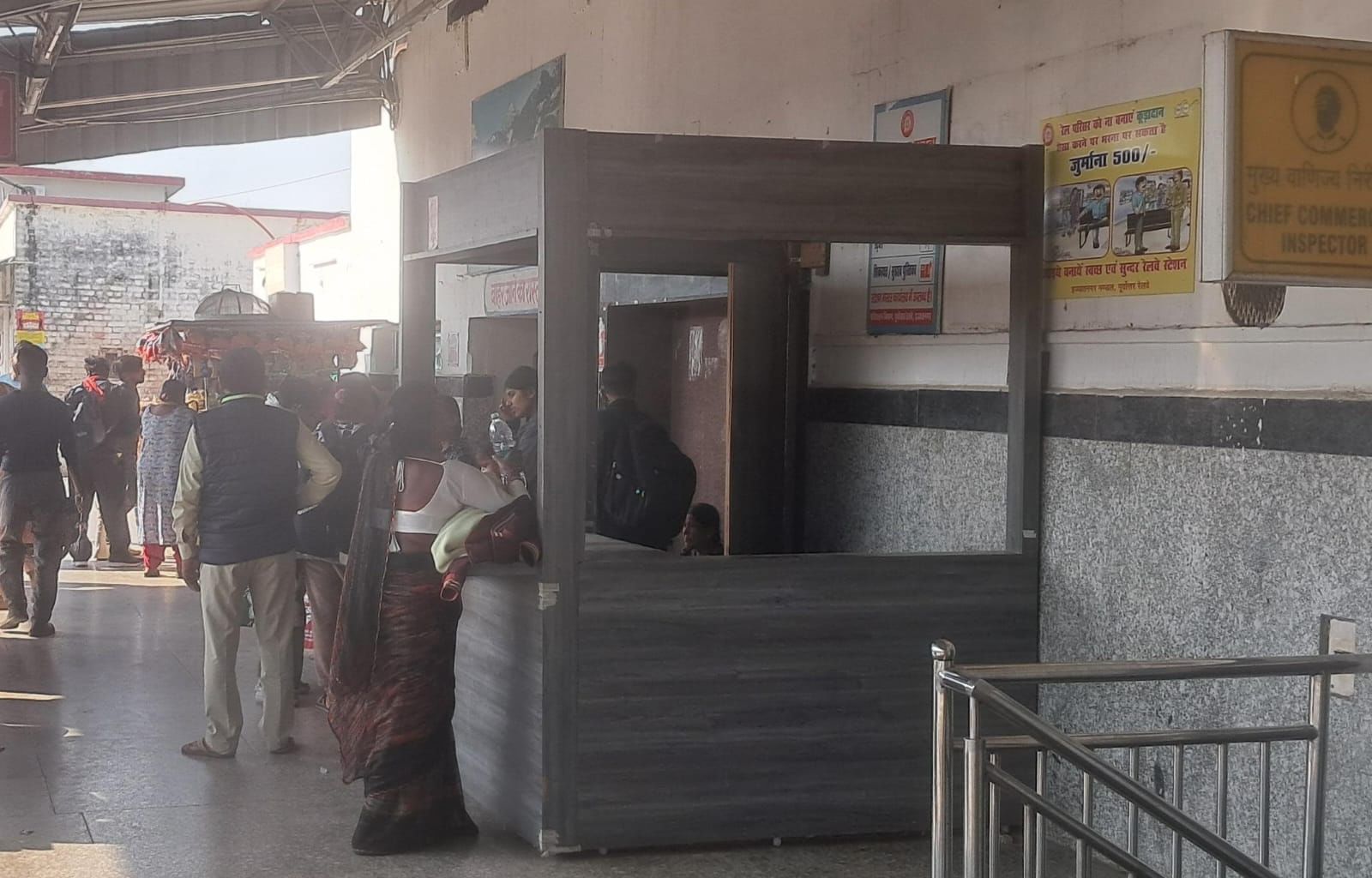 रेलवे स्टेशन पर सुबह के समय के समय गशत करते पुलिस कर्मी। स्रोत विभाग रेलवे स्टेशन पर सुबह के समय के समय गशत करते पुलिस कर्मी। स्रोत विभाग