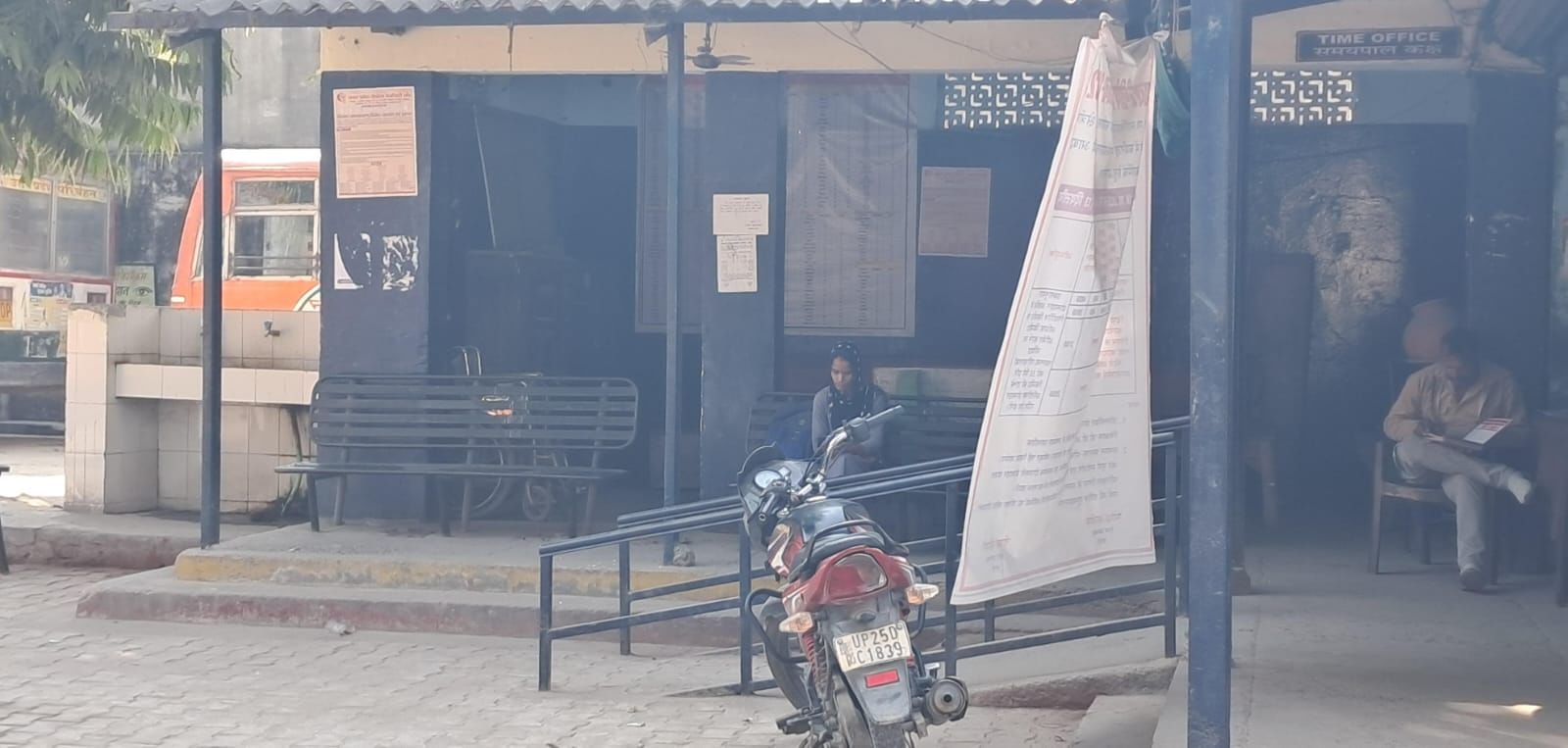 रेलवे स्टेशन पर सुबह के समय के समय गशत करते पुलिस कर्मी। स्रोत विभाग रेलवे स्टेशन पर सुबह के समय के समय गशत करते पुलिस कर्मी। स्रोत विभाग