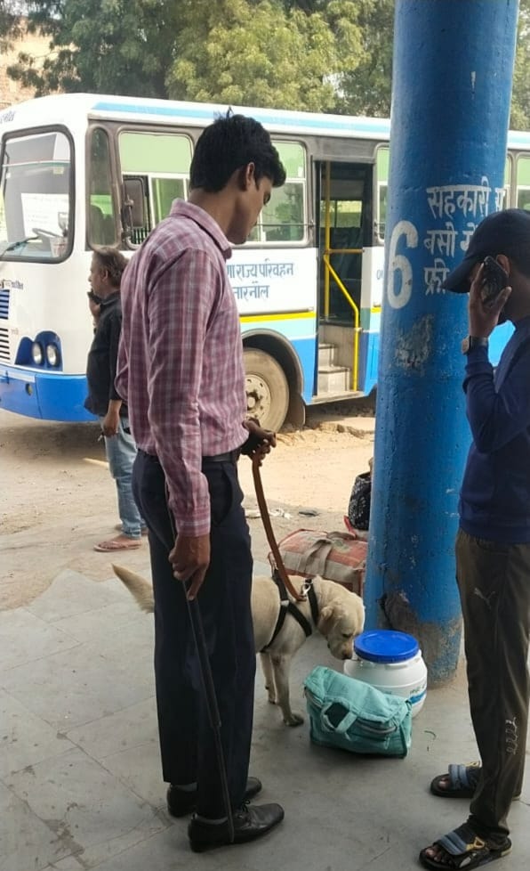 रेलवे स्टेशन पर सामान की जांच करते पुलिस टीम। संवाद रेलवे स्टेशन पर सामान की जांच करते पुलिस टीम। संवाद