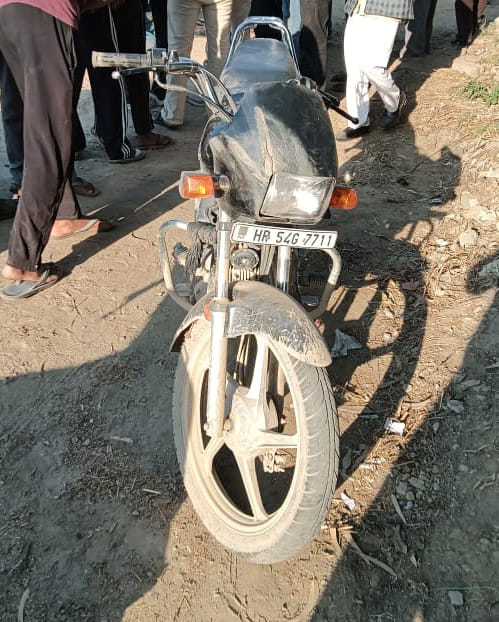रादौर में सड़क हादसे के बाद कार्रवाई करती पुलिस। संवाद रादौर में सड़क हादसे के बाद कार्रवाई करती पुलिस। संवाद