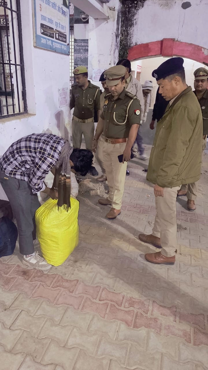 संभल में कोतवाली पुलिस गश्त करती हुई। संवाद