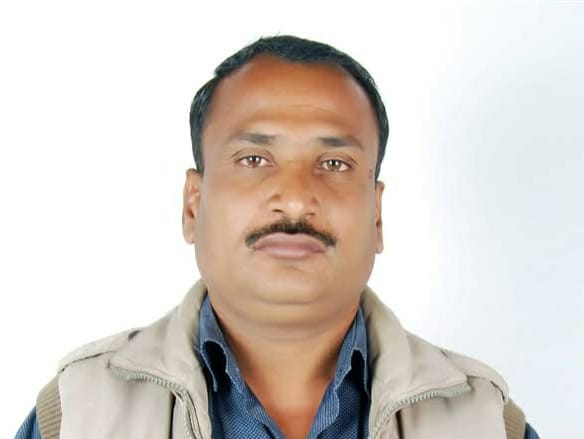 साधन सहकारी समिति पर जाने वाले सीसी रोड पर भरा पानी और कीचड-संवाद