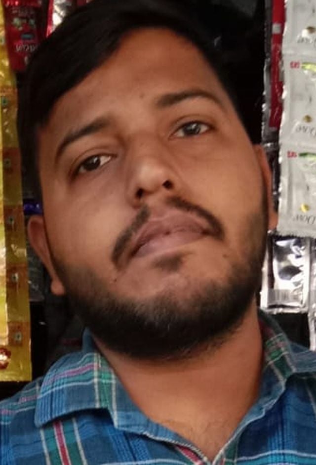 शहर के मोहल्ला चित्रांश नगर में सड़क पर फैला कूड़ा। संवाद