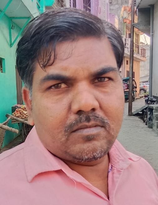 शहर के मोहल्ला चित्रांश नगर में सड़क पर फैला कूड़ा। संवाद