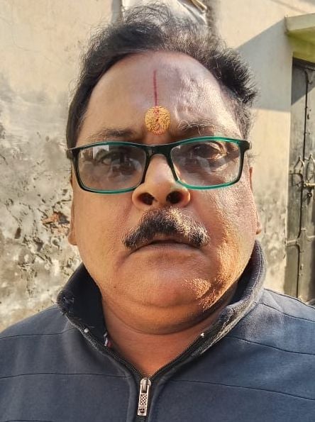 शहर के मोहल्ला चित्रांश नगर में सड़क पर फैला कूड़ा। संवाद