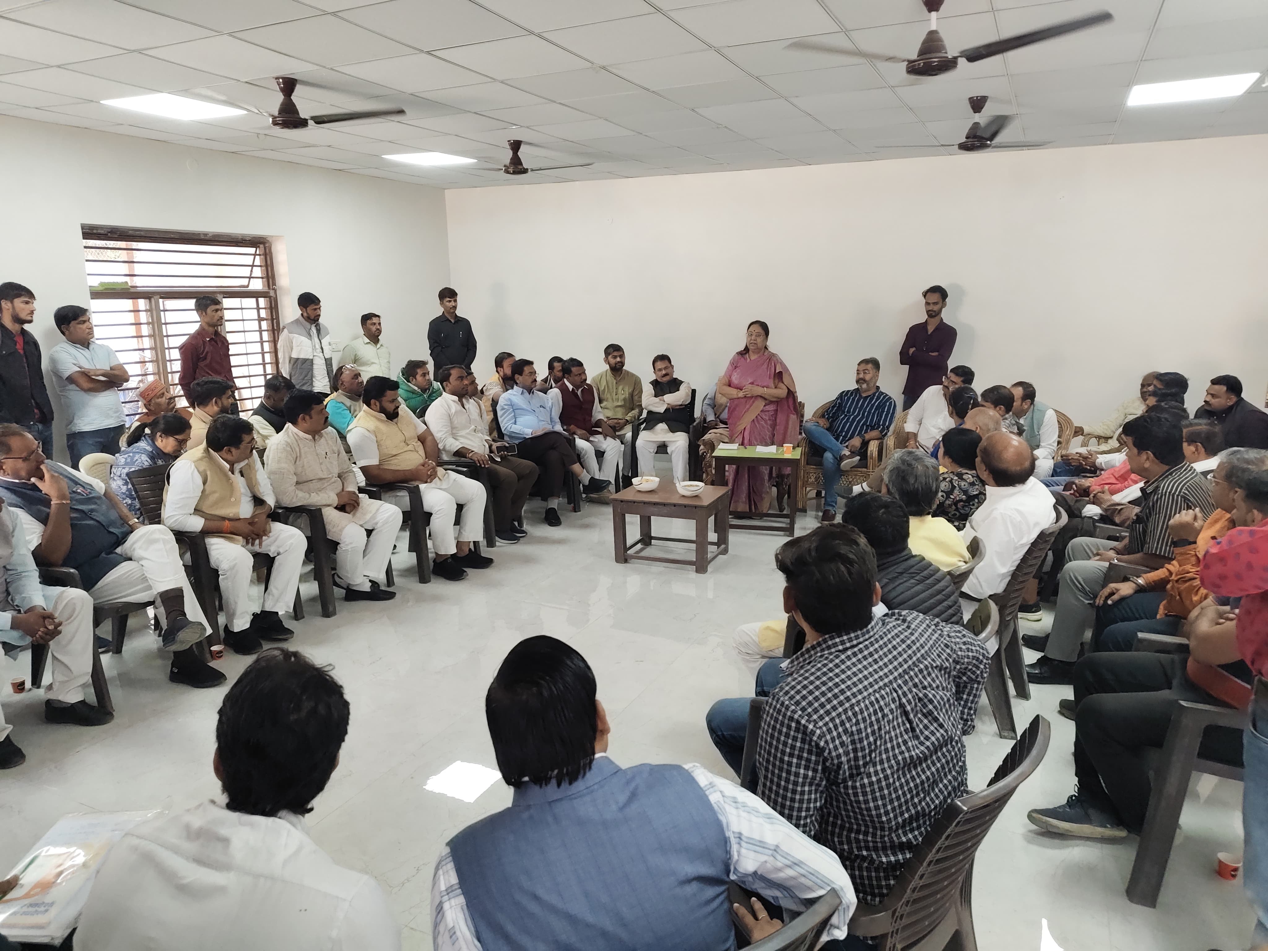 धनौली में होने वाले कार्यक्रम पर चर्चा करती हुई बेबी रानी मौर्य। धनौली में होने वाले कार्यक्रम पर चर्चा करती हुई बेबी रानी मौर्य।