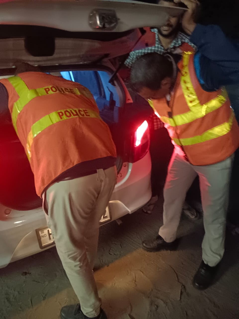 वाहनों की जांच करते पुलिस टीम। स्त्रोत: पुलिस