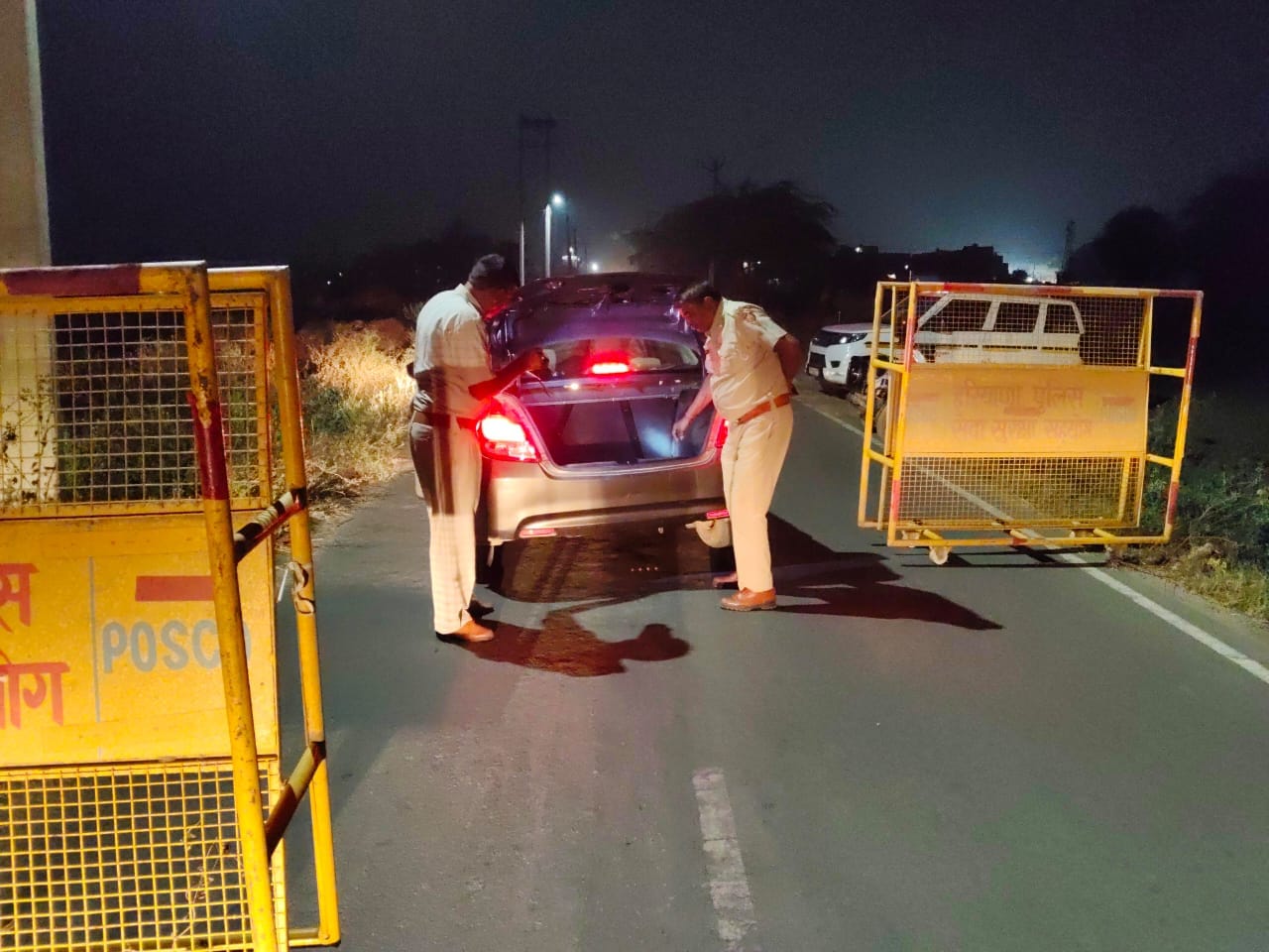 वाहनों की जांच करते पुलिस टीम। स्त्रोत: पुलिस