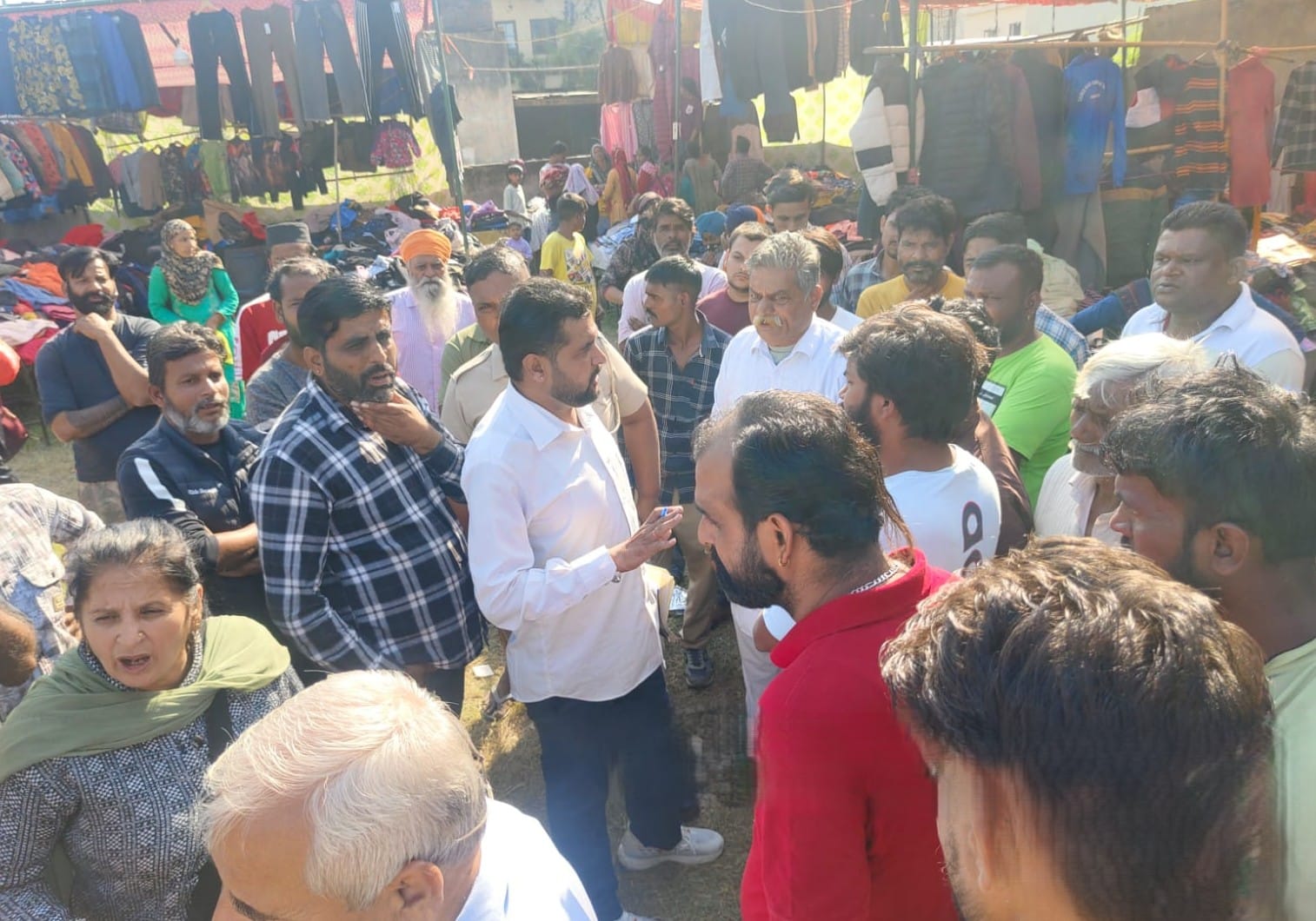 विष्णु नगर में महिलाओं से बात करती पुलिस। संवाद विष्णु नगर में महिलाओं से बात करती पुलिस। संवाद