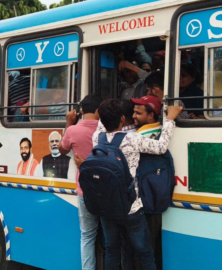 यमुनानगर में बस में चढ़ने के लिए जद्दोजहद करते लोग। संवाद यमुनानगर में बस में चढ़ने के लिए जद्दोजहद करते लोग। संवाद