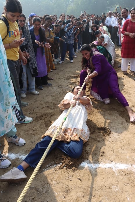 02...राजकीय महिला महाविद्यालय में आयोजित खेलकूद प्रतियोगिता में रस्साकशी में जोर आजमाइश करती 02...राजकीय महिला महाविद्यालय में आयोजित खेलकूद प्रतियोगिता में रस्साकशी में जोर आजमाइश करती