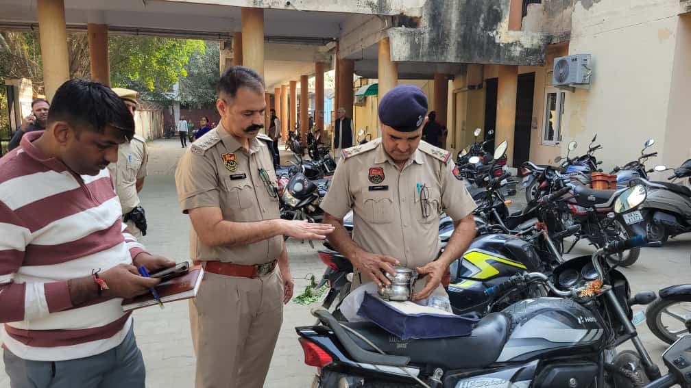11jjrp07- नए बस अड्डे पर डाॅग स्कवायड के साथ जांच करते पुलिस कर्मचारी। स्रोत-पुलिस 11jjrp07- नए बस अड्डे पर डाॅग स्कवायड के साथ जांच करते पुलिस कर्मचारी। स्रोत-पुलिस