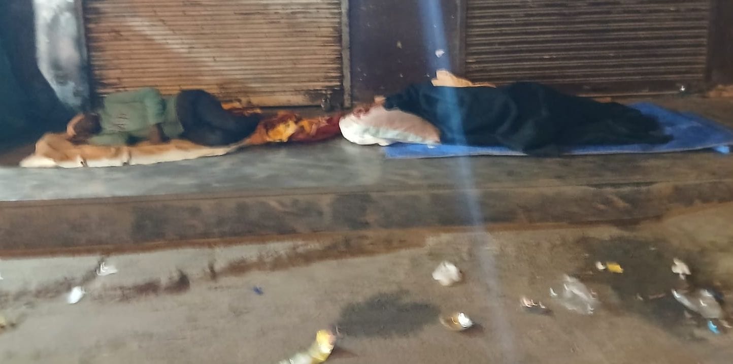 48...पुराना बस स्टैंड के निकट बनाए रैन बसेरे पर लगे ताले । संवाद 48...पुराना बस स्टैंड के निकट बनाए रैन बसेरे पर लगे ताले । संवाद