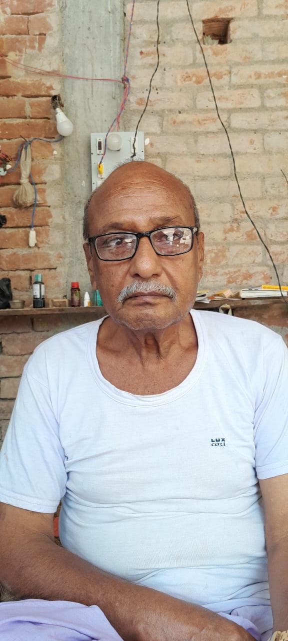 अजुहा विपणन साखा धान क्रय केंद्र में किसानों से बात करते प्रभारी। संवाद अजुहा विपणन साखा धान क्रय केंद्र में किसानों से बात करते प्रभारी। संवाद