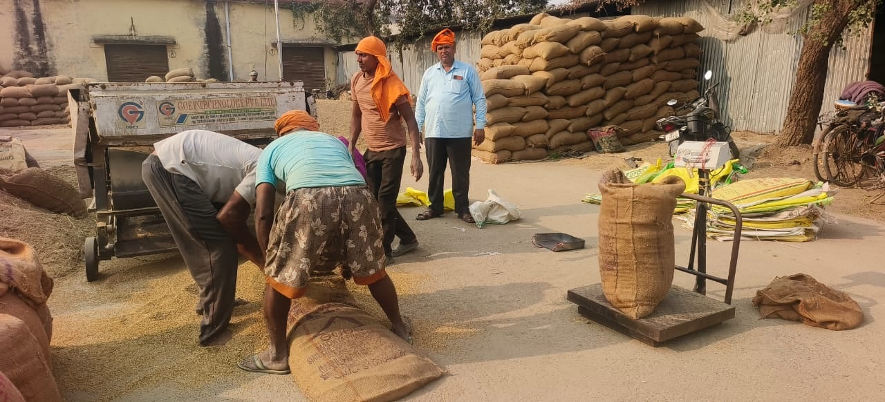 अजुहा विपणन साखा धान क्रय केंद्र में किसानों से बात करते प्रभारी। संवाद अजुहा विपणन साखा धान क्रय केंद्र में किसानों से बात करते प्रभारी। संवाद