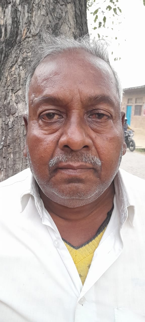 अजुहा विपणन साखा धान क्रय केंद्र में किसानों से बात करते प्रभारी। संवाद अजुहा विपणन साखा धान क्रय केंद्र में किसानों से बात करते प्रभारी। संवाद