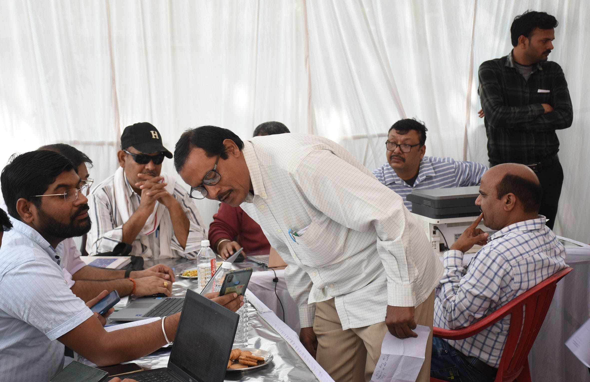 अमर उजाला के बिजली समाधान शिविर में पहुंचे उपभोक्ता।