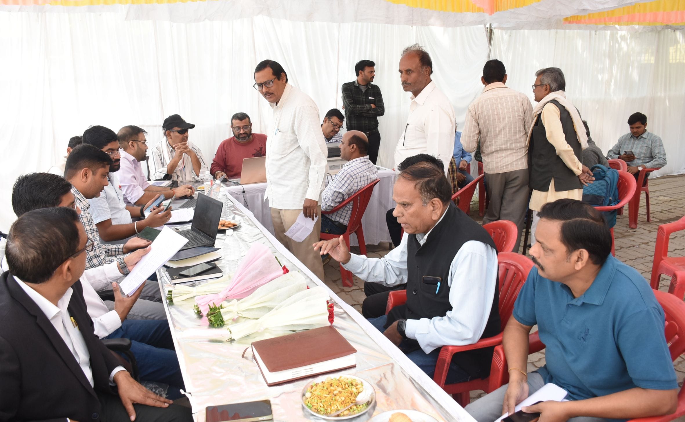 अमर उजाला के बिजली समाधान शिविर में पहुंचे उपभोक्ता।