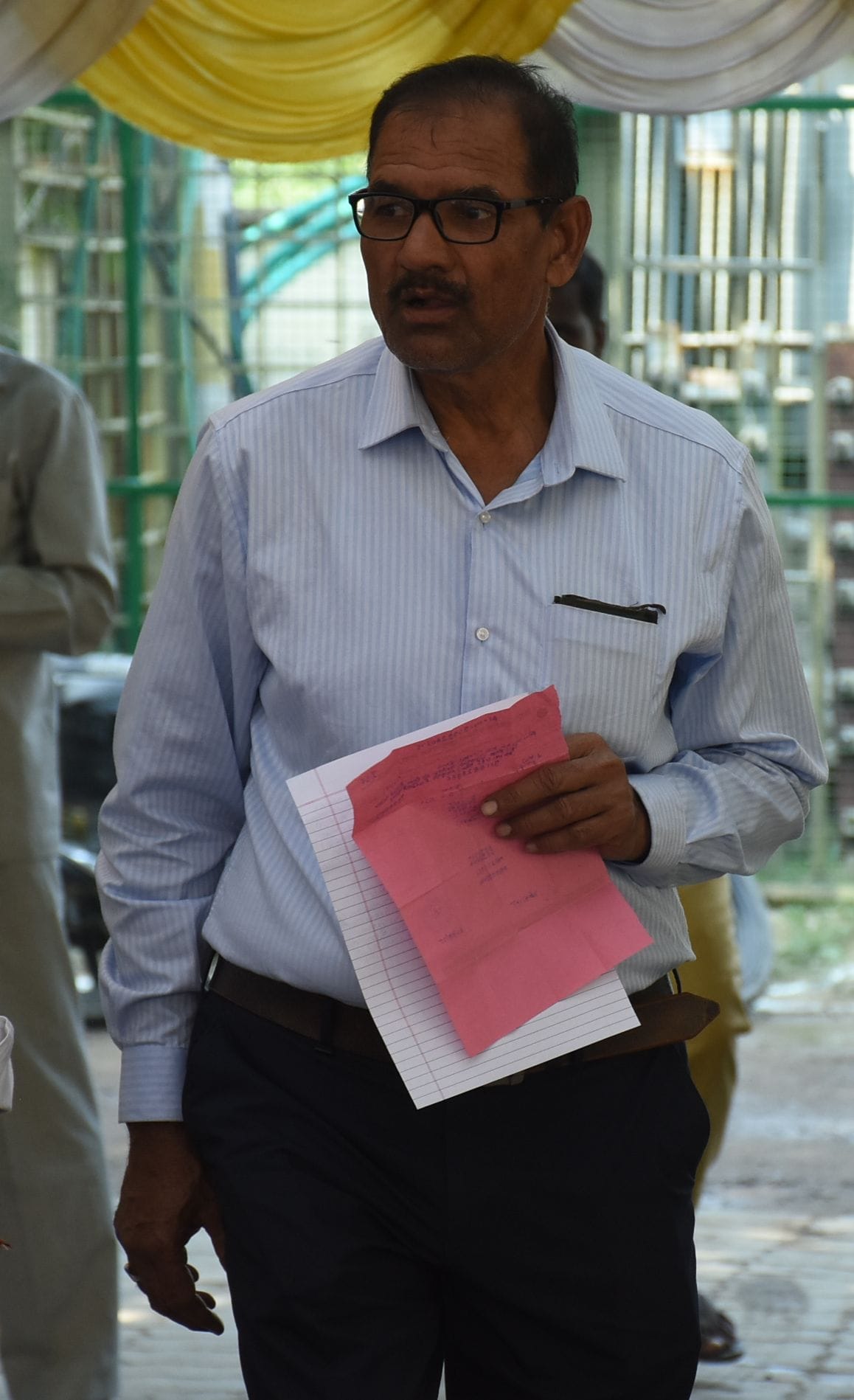 अमर उजाला के बिजली समाधान शिविर में पहुंचे उपभोक्ता।