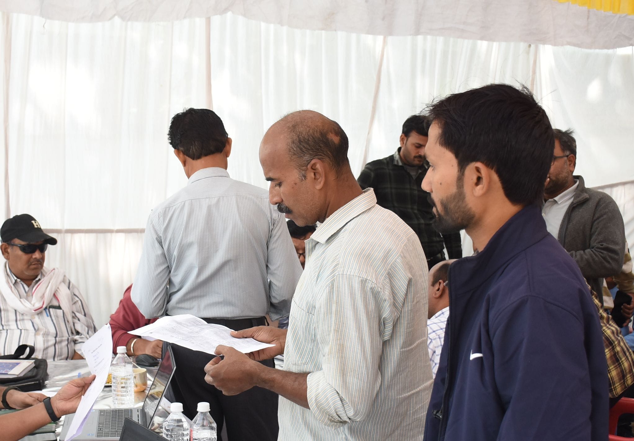 अमर उजाला के बिजली समाधान शिविर में पहुंचे उपभोक्ता।