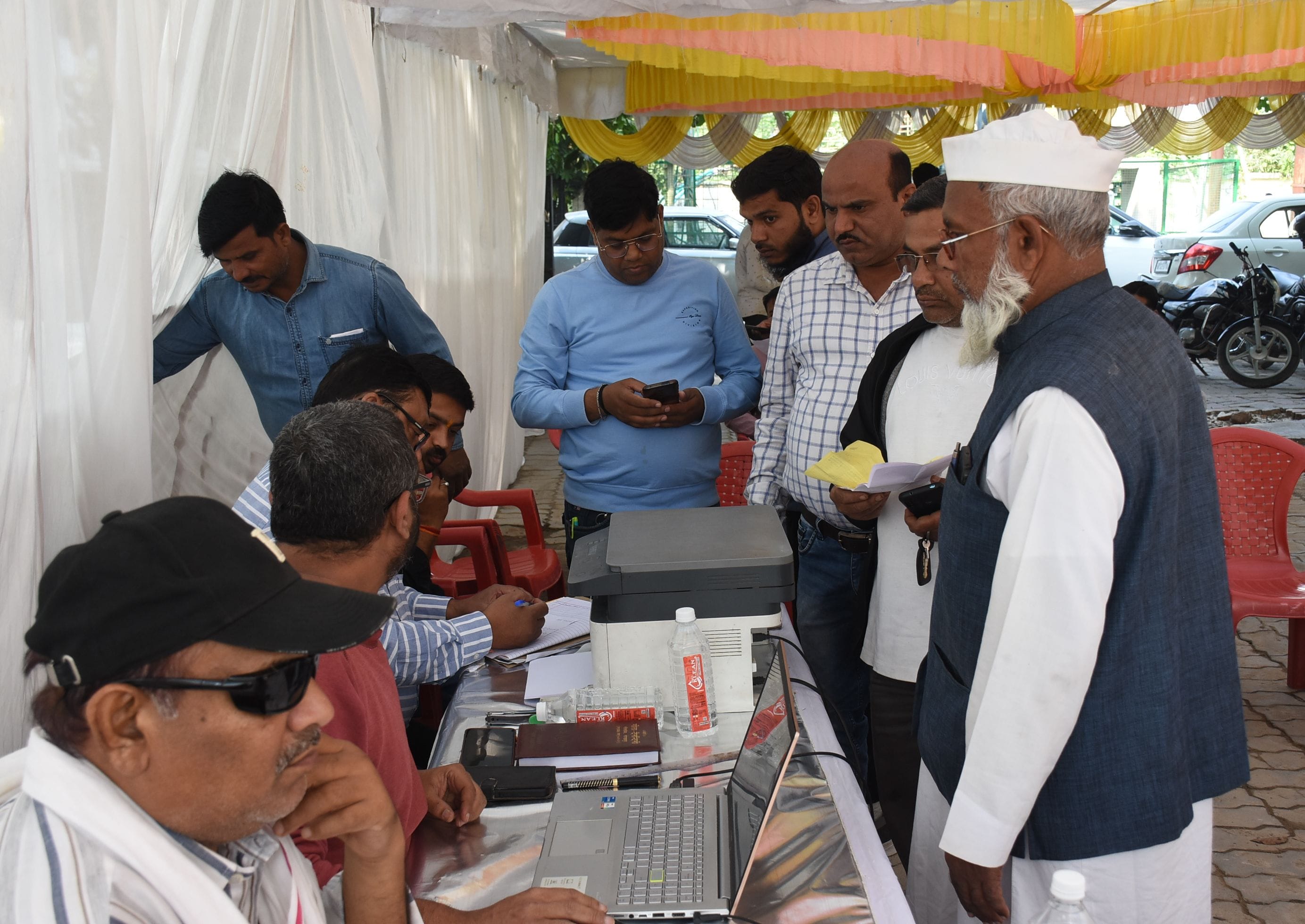 अमर उजाला के बिजली समाधान शिविर में पहुंचे उपभोक्ता।