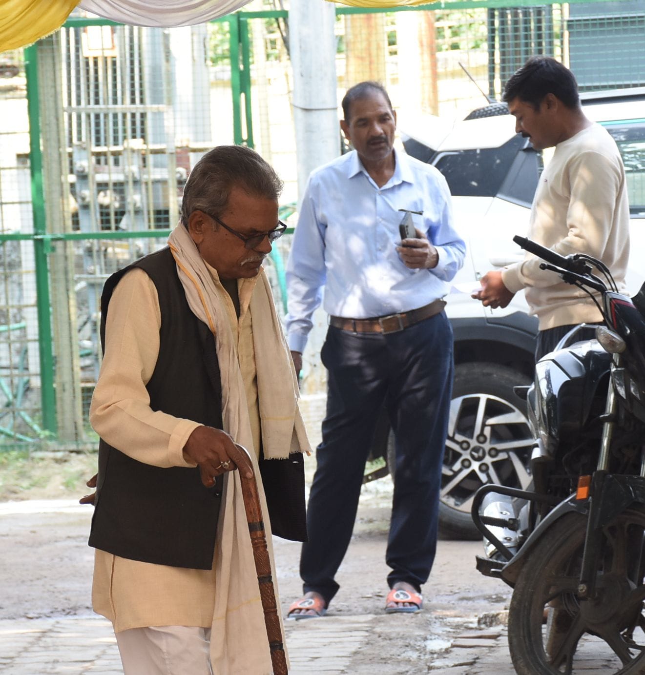 अमर उजाला के बिजली समाधान शिविर में पहुंचे उपभोक्ता।