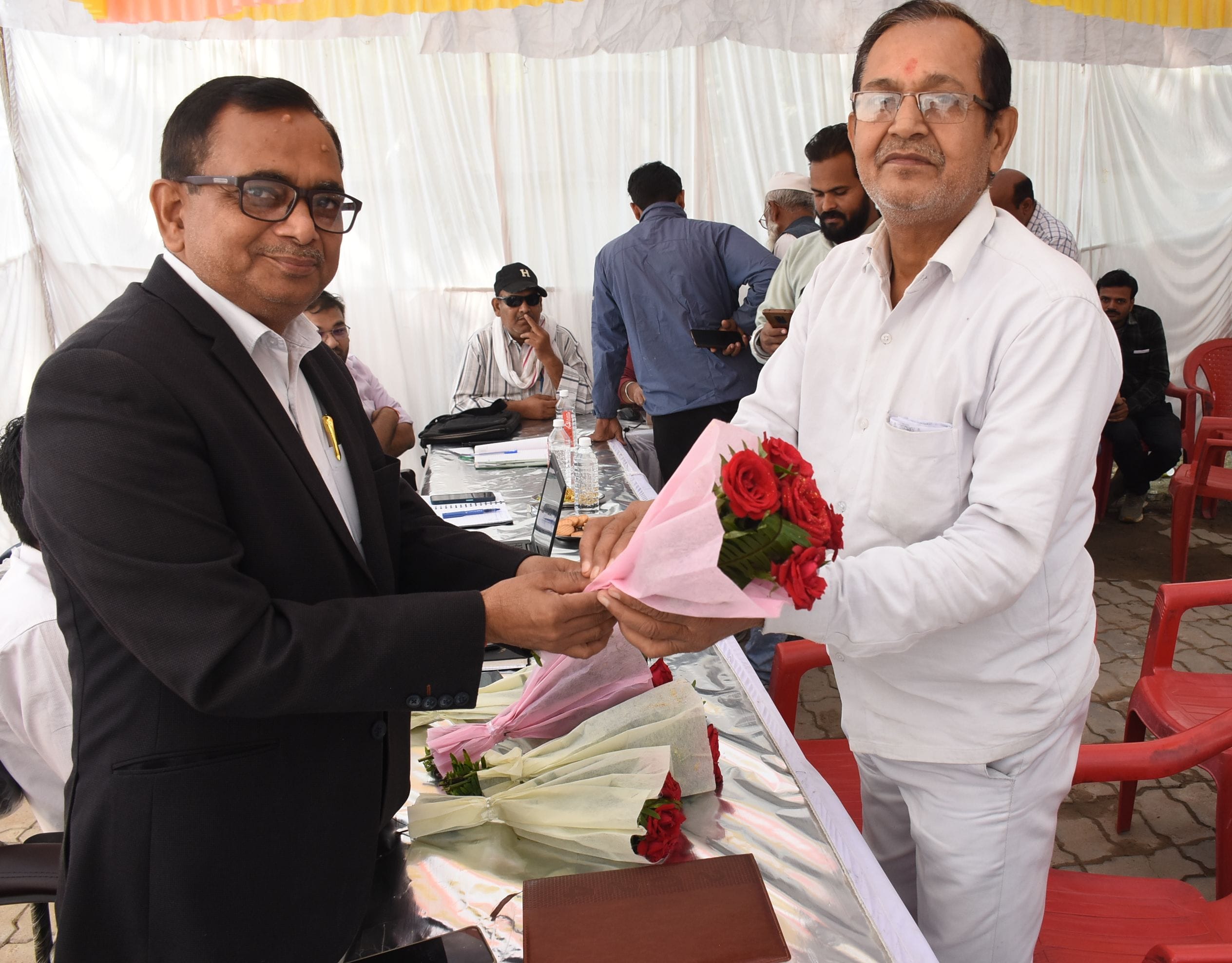 अमर उजाला के बिजली समाधान शिविर में पहुंचे उपभोक्ता।