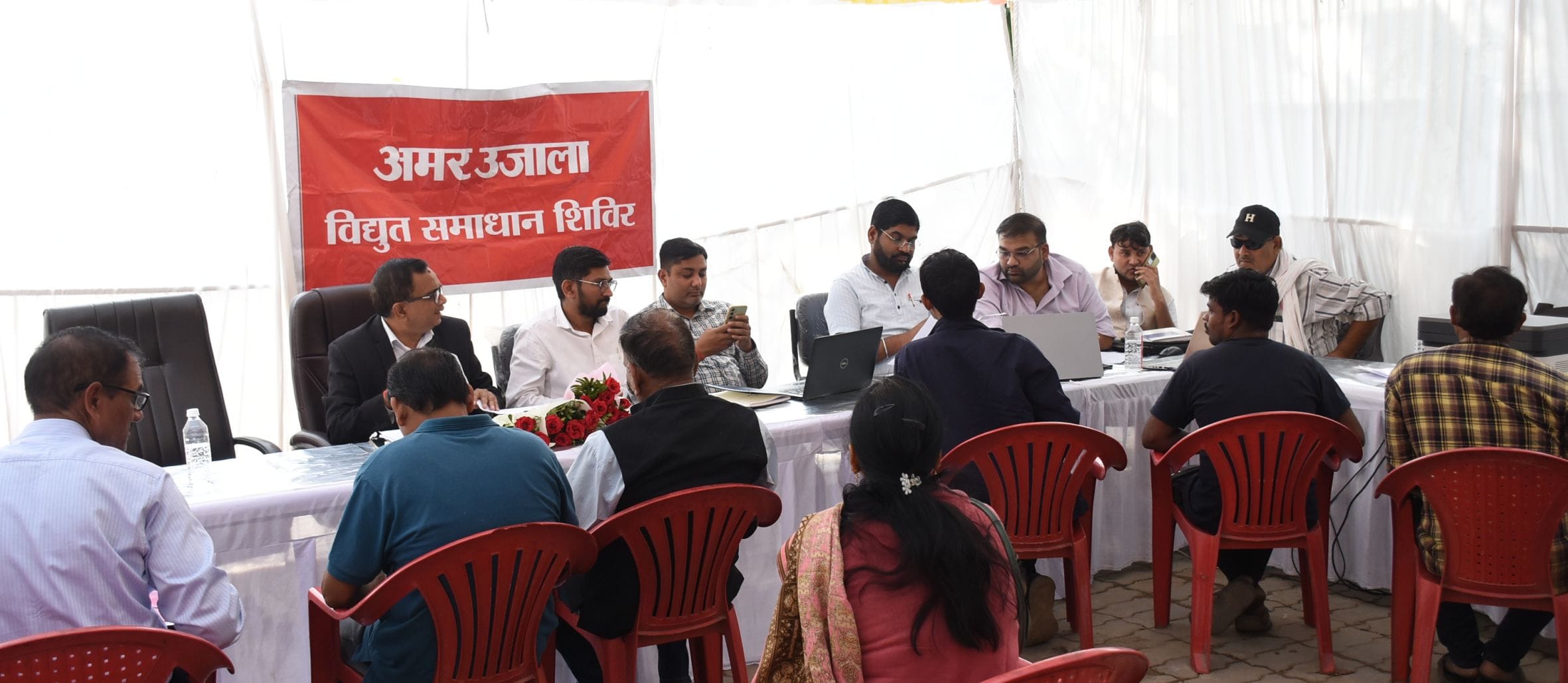 अमर उजाला के बिजली समाधान शिविर में पहुंचे उपभोक्ता।