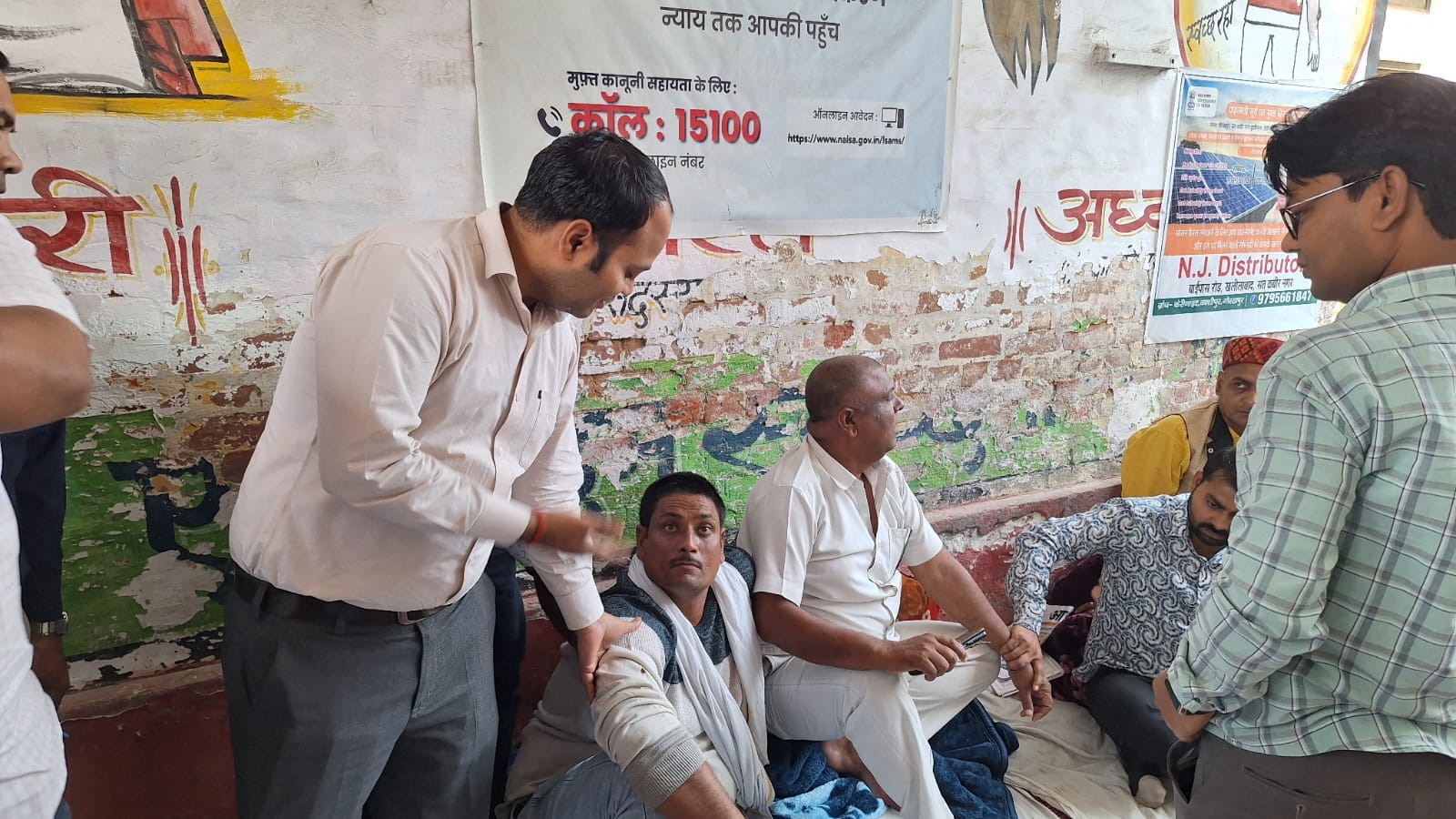 अनिश्चितकालीन धरने पर बैठे सभासदसों के बीच पहुंचे नगर पालिका अध्यक्ष । संवाद अनिश्चितकालीन धरने पर बैठे सभासदसों के बीच पहुंचे नगर पालिका अध्यक्ष । संवाद