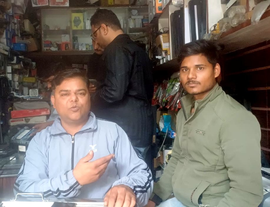 बोबिन की जिंदगी 12 मिनट से बची की  खबर से संबंधित फोटो। अग्रवाल मंडी टटीरी में घर पहुंचने के ब