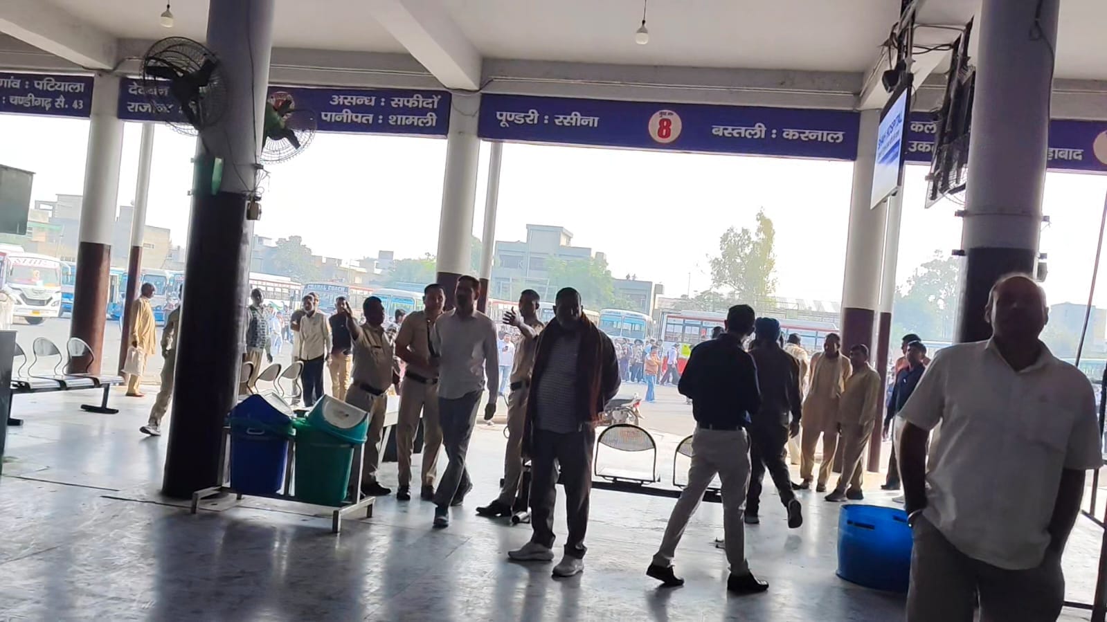 बस स्टैंड का दृश्य