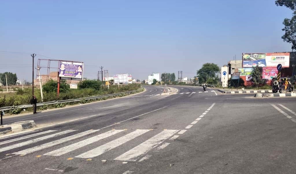 चंदौसी के हाइवे पर टी प्वाइंट पर डिवाइडर का टूटा हुआ संकेतक चिन्ह। संवाद चंदौसी के हाइवे पर टी प्वाइंट पर डिवाइडर का टूटा हुआ संकेतक चिन्ह। संवाद