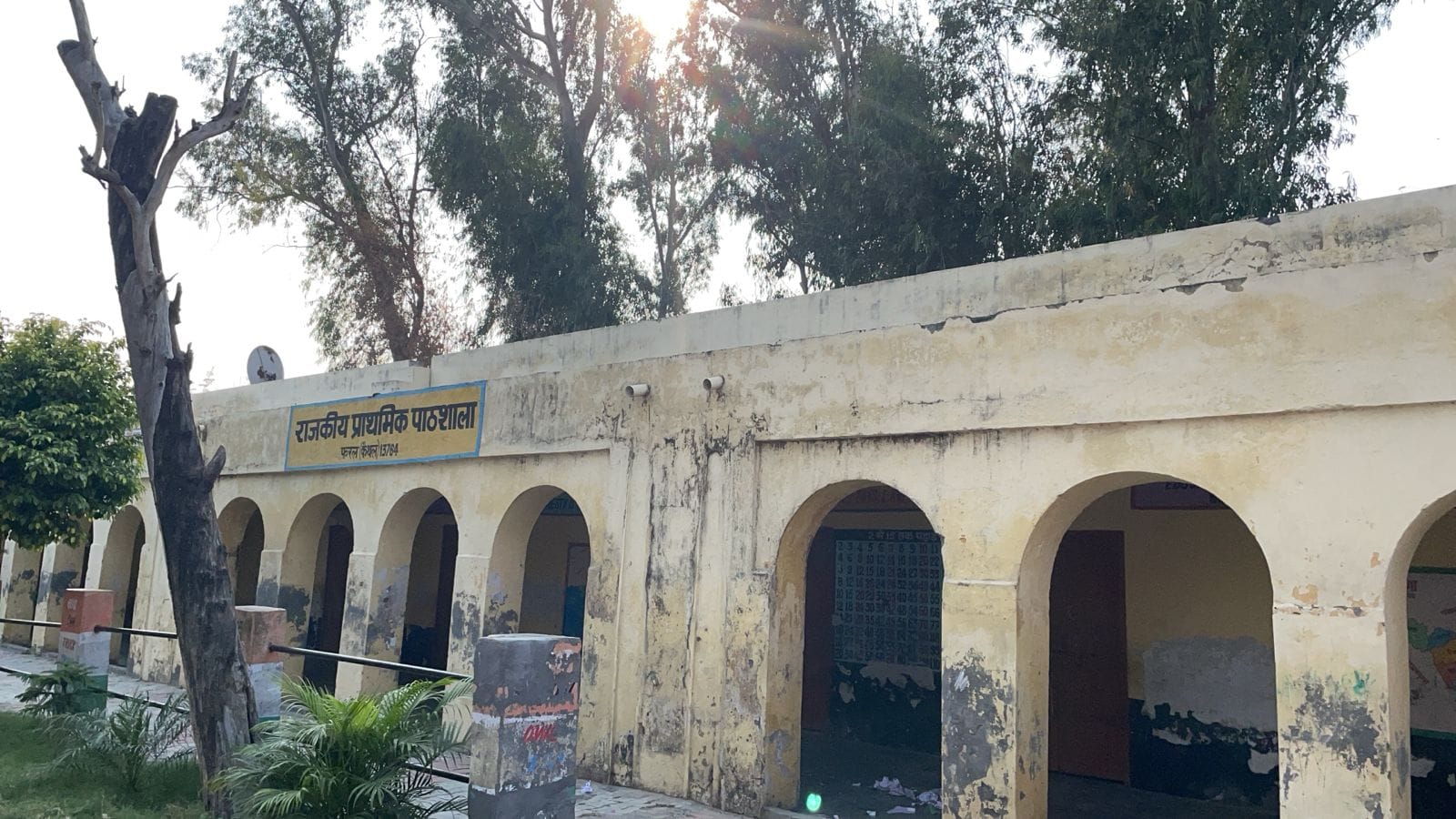 डयोढ़खेड़ी गांव में स्कूल की छत से उखड़ी सीमेंट। डयोढ़खेड़ी गांव में स्कूल की छत से उखड़ी सीमेंट।