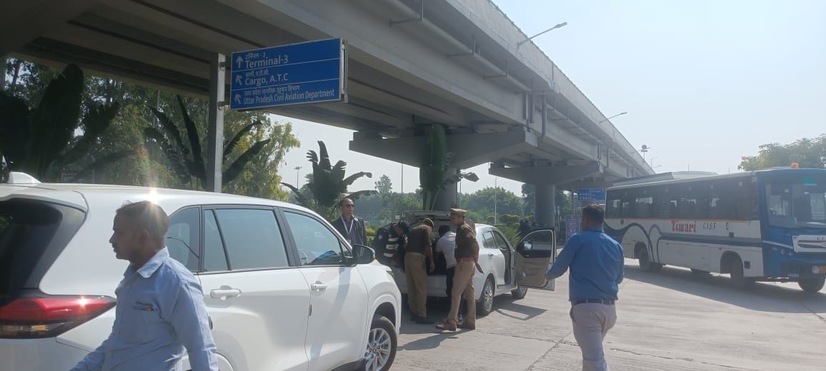एयरपोर्ट परिसर में वाहनों की जांच करती सरोजनी नगर पुलिस। 