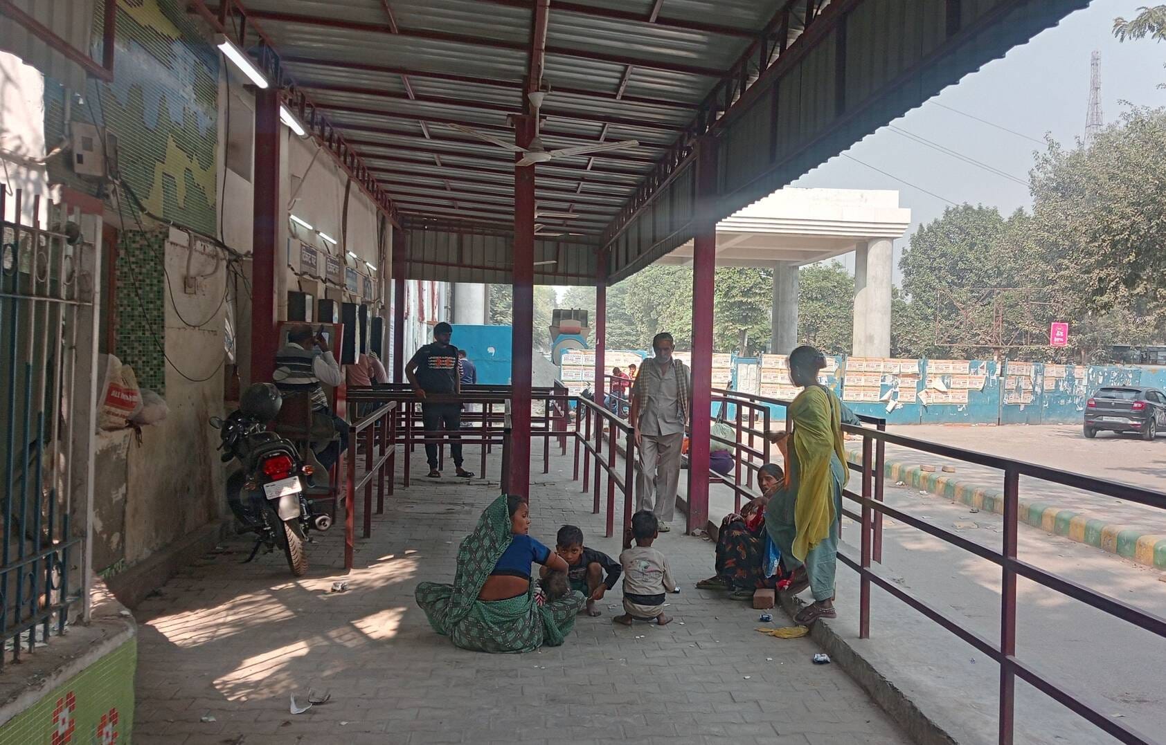 फोटो 04- सोनीपत स्टेशन पर थाना प्रभारी इंस्पेक्टर विजय पाल के नेतृत्व में यात्रियों के सामान की फोटो 04- सोनीपत स्टेशन पर थाना प्रभारी इंस्पेक्टर विजय पाल के नेतृत्व में यात्रियों के सामान की