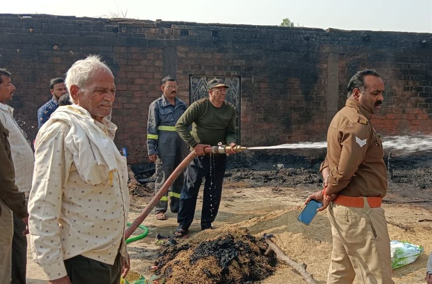 फोटो-10- आग लगने के बाद जलता घर। संवाद
