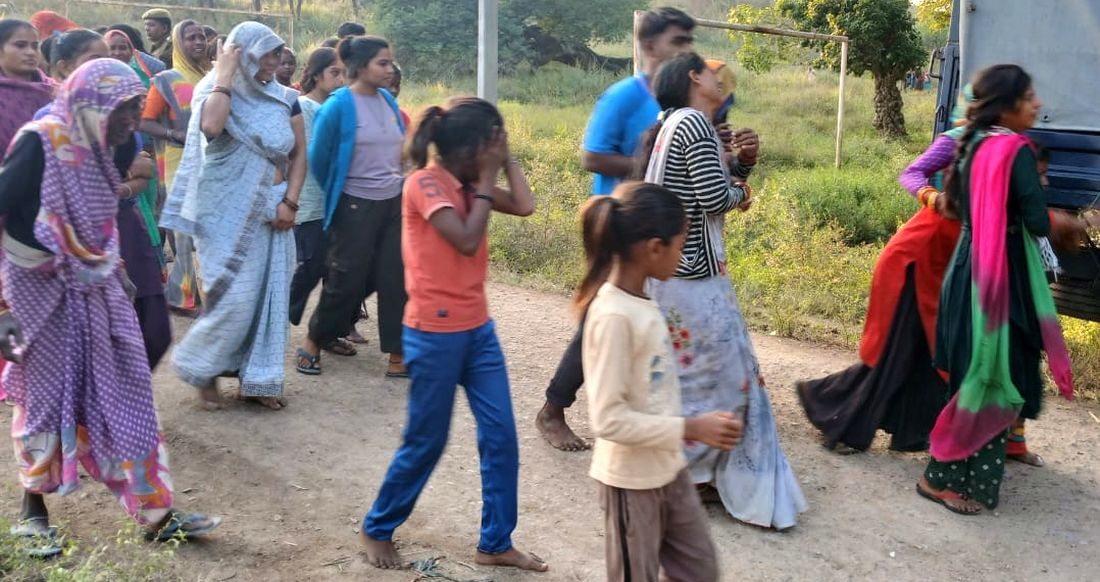 फोटो 11 एमएएचपी 10 परिचय-घटनास्थल पर ग्रामीणों से जानकारी लेते चित्रकूटधाम परिक्षेत्र के डीआईजी