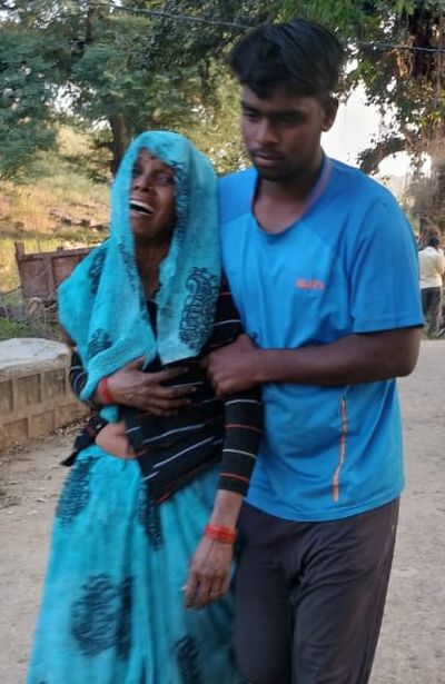 फोटो 11 एमएएचपी 10 परिचय-घटनास्थल पर ग्रामीणों से जानकारी लेते चित्रकूटधाम परिक्षेत्र के डीआईजी