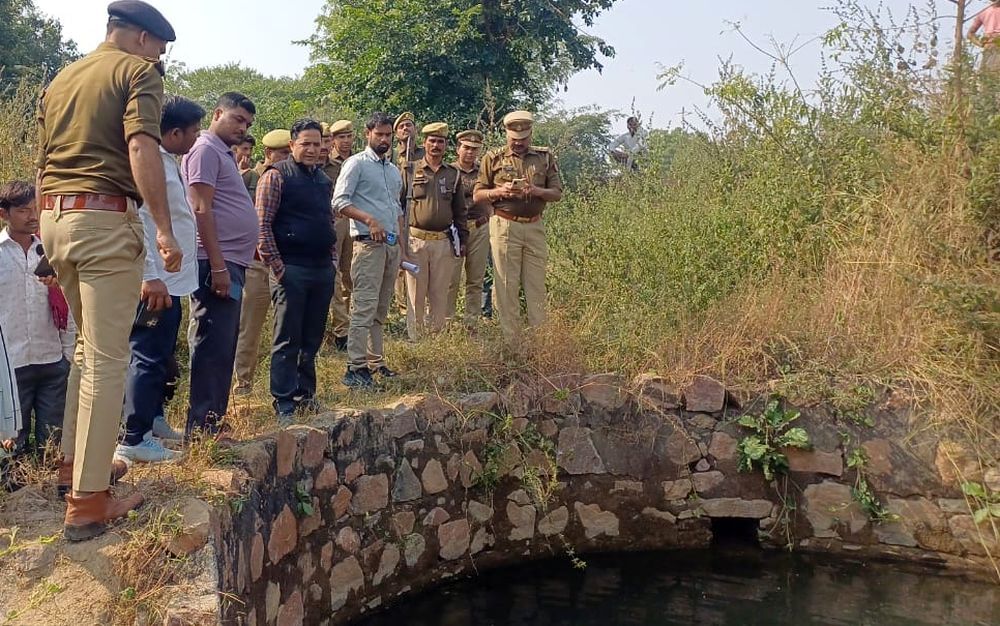 फोटो 11 एमएएचपी 10 परिचय-घटनास्थल पर ग्रामीणों से जानकारी लेते चित्रकूटधाम परिक्षेत्र के डीआईजी