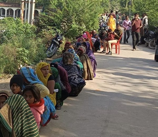 फोटो 11 एमएएचपी 17 परिचय-ग्योड़ी समिति में खाद वितरण के दौरान हंगामा करते किसान। संवाद