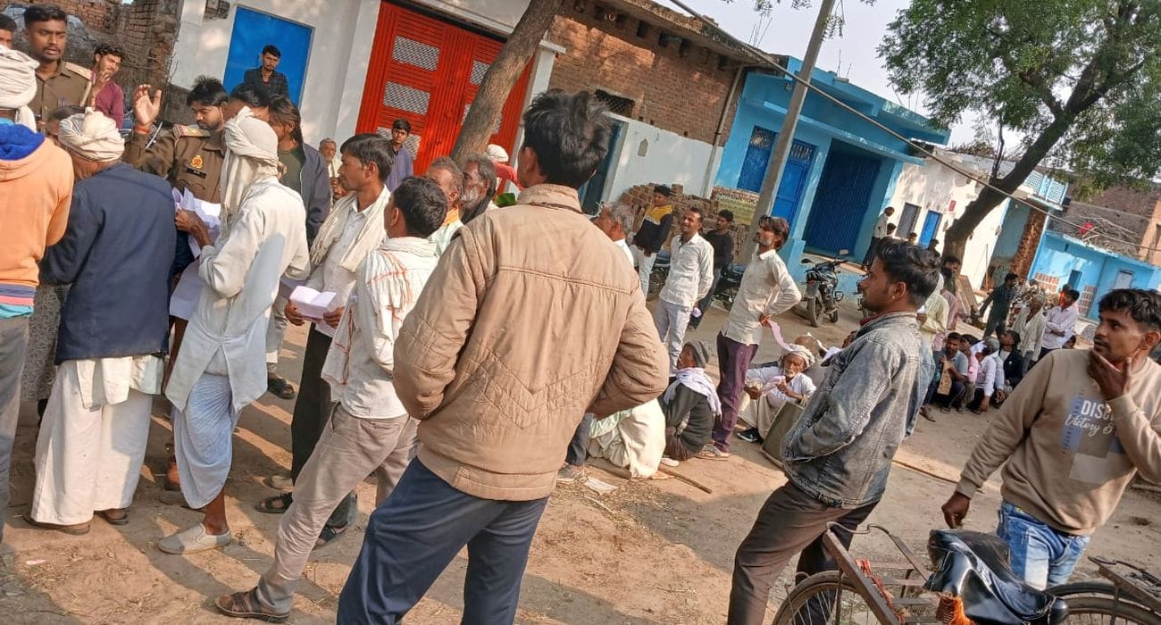 फोटो 11 एमएएचपी 17 परिचय-ग्योड़ी समिति में खाद वितरण के दौरान हंगामा करते किसान। संवाद