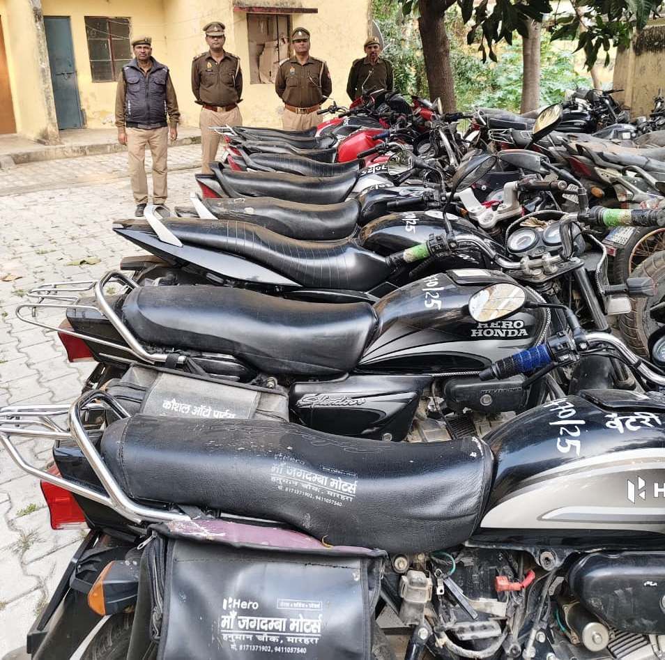 फोटो 19 कासगंज ढोलना पुलिस द्वारा पकड़े गए जुआरी। स्रोत: पुलिस मीडिया सेल