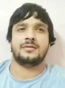 फोटो :38: पिपली में युवक की लाठी-डंडों से पीटकर की गई हत्या के दौरान हमलावरों द्वारा क्षतिग्रस्