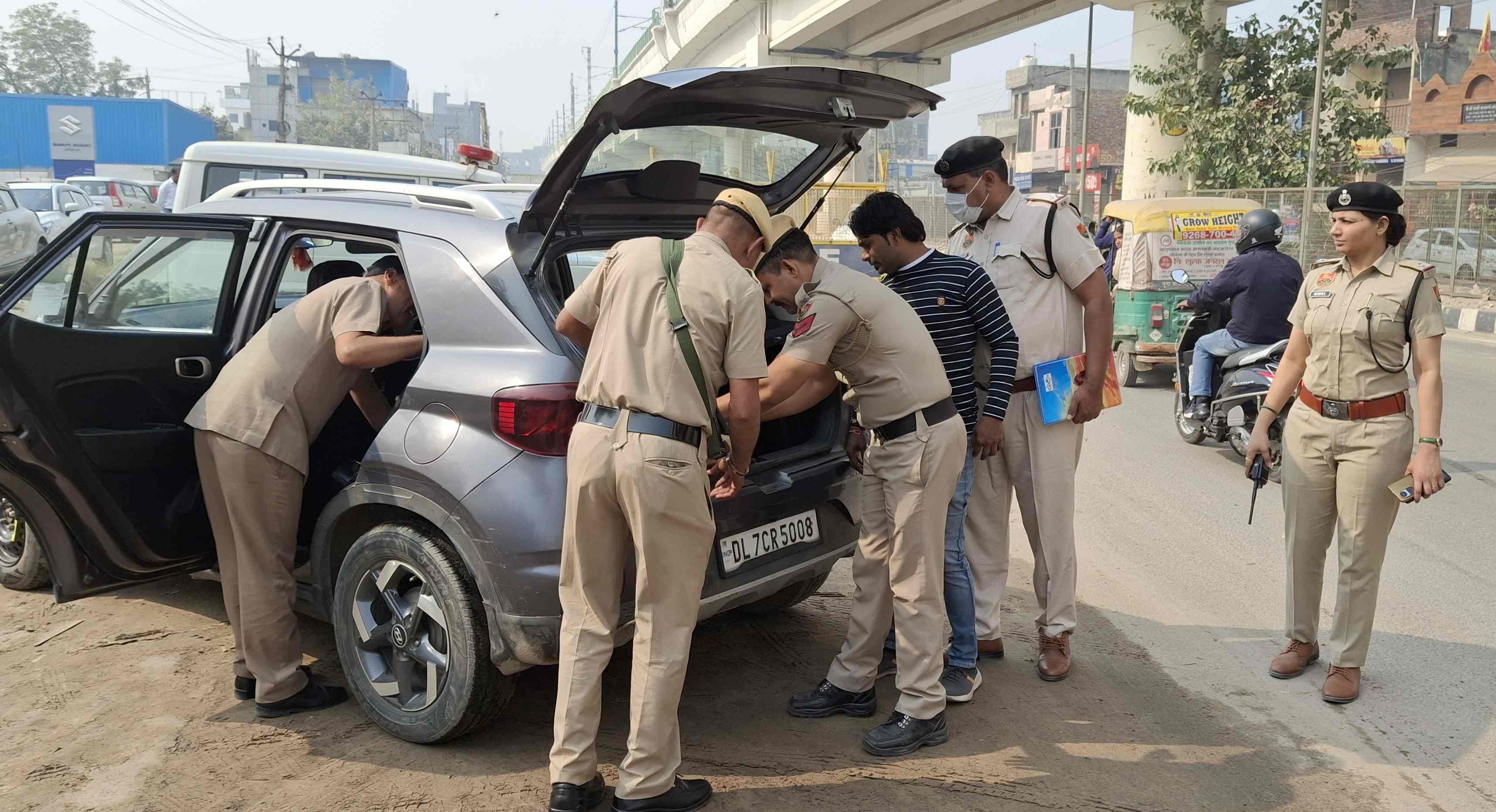 फोटो 51 : बहादुरगढ़ में टिकरी बॉर्डर पर वाहनों की जांच करते पुलिसकर्मी एमआइई पुलिस चौकी कर्मचार फोटो 51 : बहादुरगढ़ में टिकरी बॉर्डर पर वाहनों की जांच करते पुलिसकर्मी एमआइई पुलिस चौकी कर्मचार
