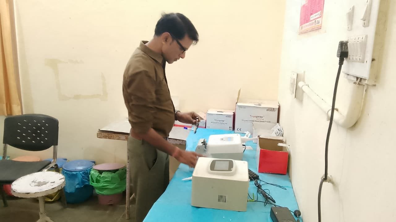 फोटो संख्या:51- नागरिक अस्पताल मे मरीजों को टीबी के बारे में परामर्श देते चिकित्सक--- संवाद