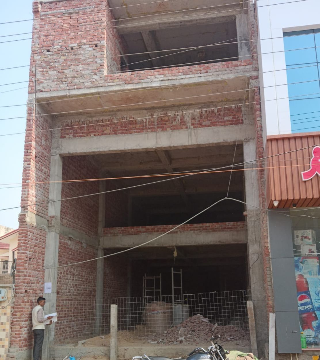 फोटो संख्या:64- स्टेट हाईवे 148बी पर निर्माणाधिन भवन पर नोटिस लगाते नगर पालिका कर्मचारी---संव फोटो संख्या:64- स्टेट हाईवे 148बी पर निर्माणाधिन भवन पर नोटिस लगाते नगर पालिका कर्मचारी---संव